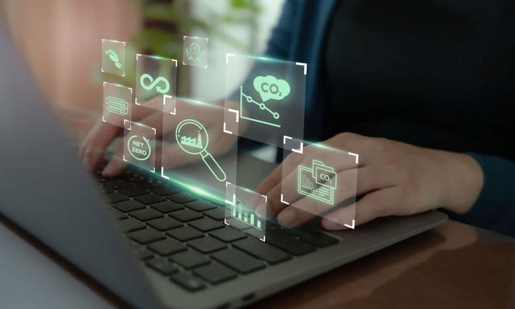 Osoba pracująca przy komputerze i projekcje grafik CO2, lupy itp.